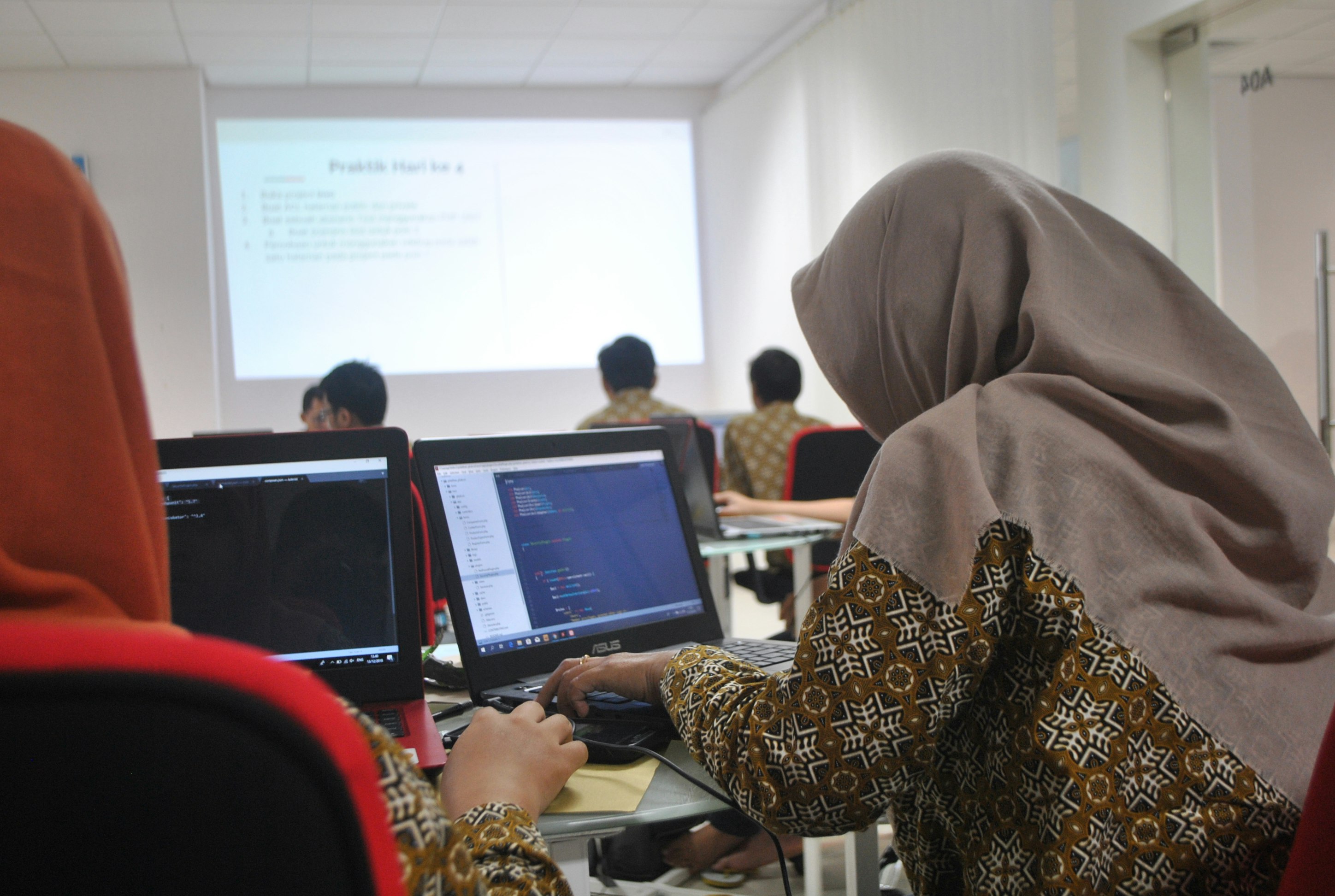 Berdiri tahun 2013 dan alumni rata-rata 23940 tiap tahunnya, merupakan hasil nyata memberikan materi pelatihan, pengalaman, sistem belajar, dan pelayanan terbaik pada peserta menjadi alasan puluhan ribu alumni memilih kami, mulai dari perusahaan pemerintah dan swasta, industri kreatif, universitas, sekolah dalam & luar Negeri.
- Belajar Multimedia: Mempelajari & memahami software multimedia!! mulai dari desain grafis, animasi, hingga editing video
- Mahir Pemrograman: Mendalami bahasa pemrograman dari tingkat Basic sampai Advanced!! Java, PHP, Python, React, Kotlin, dan masih banyak lagi.
- Arsitektur & Interior: AutoCAD, 3Ds Max, VRay, dan sketchup merupakan software yang wajib dipelajari untuk mewujudkan 3D visual concept Anda.
Selengkapnya di www.Flashcomindonesia.com